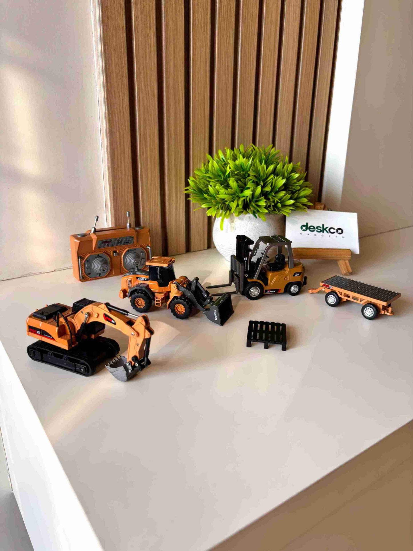 1:64 Scale Premium RC Bulldozer | Desktop RC Construction/Warehouse Combo