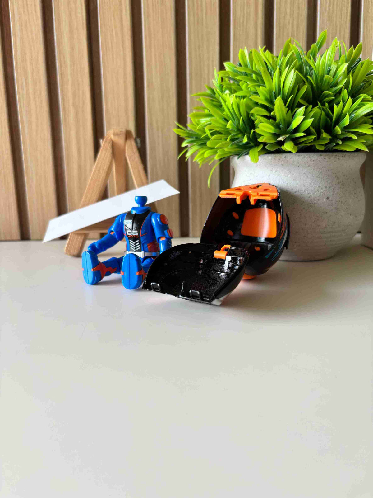 2-in-1 Die-Cast Bike Helmet Racer Action Figure Desk Toy