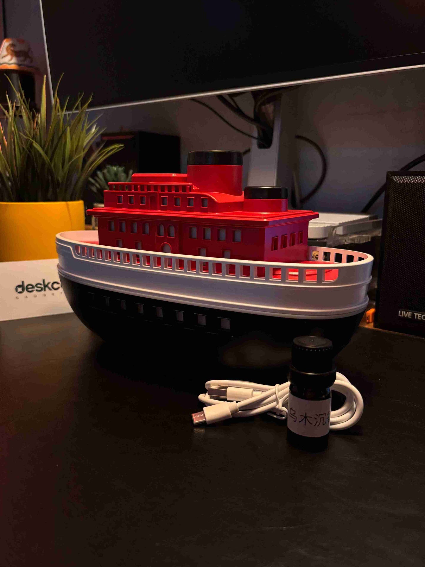 Ship Model Essential Oil Diffuser with Flame Effect