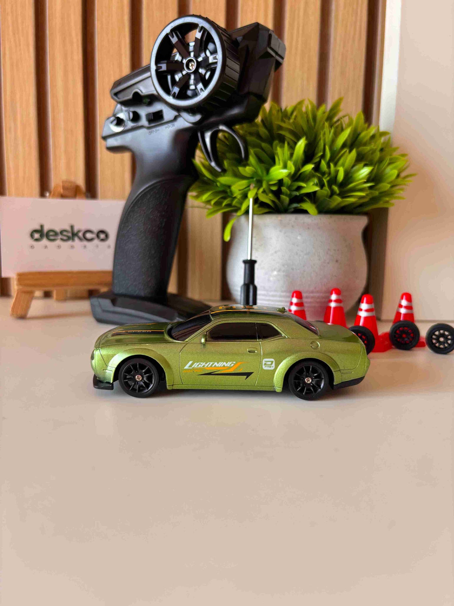 Mini Challenger Drifting RC Car 1:43 with 7 Colors LED 4x4 Drift Car